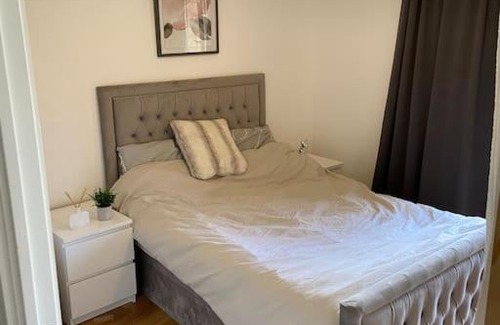 Broad Green Apartment | Stunning luxury spacious apartment with balcony in London.