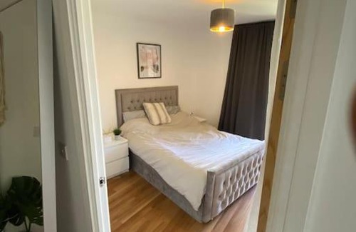 Broad Green Apartment | Stunning luxury spacious apartment with balcony in London.
