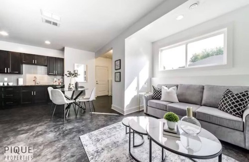 Jasper Place House | Stunning Modern Suite - King Bed - NFLX - WiFi!