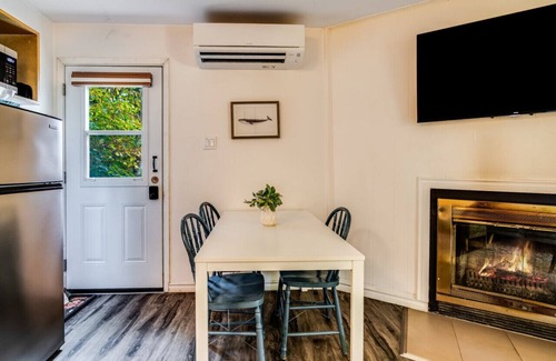 Dwight House | Stunning modern waterfront cottage in Muskoka - Tumble Inn