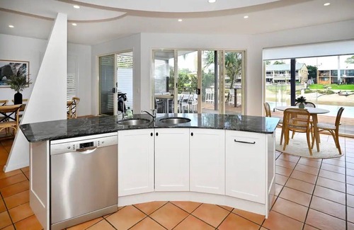 Mooloolaba House | Stunning Mooloolaba Waterfront Home -10 guests ZB1