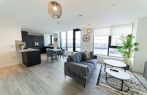 Old Trafford Apartment | Stunning Old Trafford 2 Bed Penthouse w Terrace