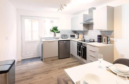 Ely Apartment | Stunning One Bed Flat at Dawe Luxury Suites - An Entire Apartment near Ely Cathedral & Train Station - The Perfect Base to Explore Ely, Cambridge, Norfolk & London - 2 Guests Max