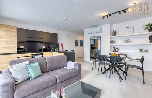 Qawra Apartment | Stunning Penthouse with Private Terrace in Qawra