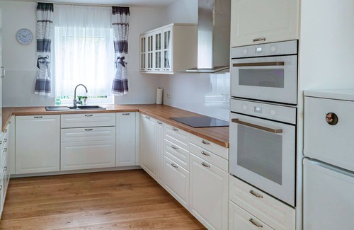 Hessenburg House | Stunning private villa for 6 guests with WIFI, TV and terrace