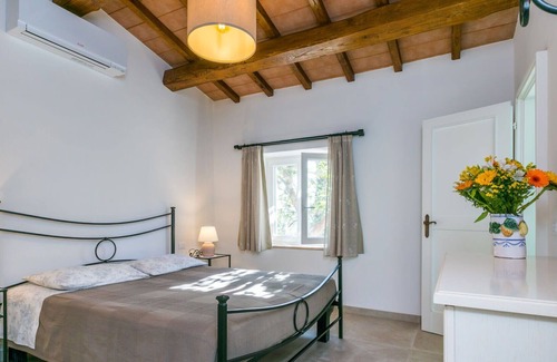 Monte Argentario House | Stunning private villa for 6 guests with WIFI, hot tub, A/C, TV, patio, pets allowed and parking