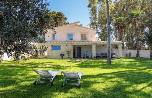Eastern Sicily Villa | Stunning private villa for 6 people with A/C, WIFI, TV and panoramic view, close to Syracuse