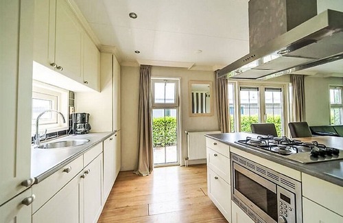 Dordtse Biesbosch House | Stunning private villa for 4 people with WIFI, pool, TV and terrace
