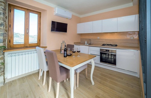 Seggiano House | Stunning private villa for 4 guests with hot tub, A/C, WIFI, TV, terrace and panoramic view