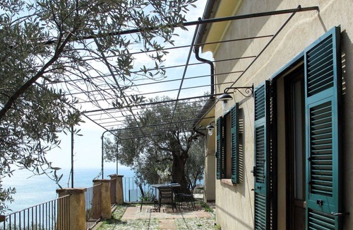 Varigotti House | Stunning private villa for 6 people with WIFI, TV, patio, pets allowed and parking