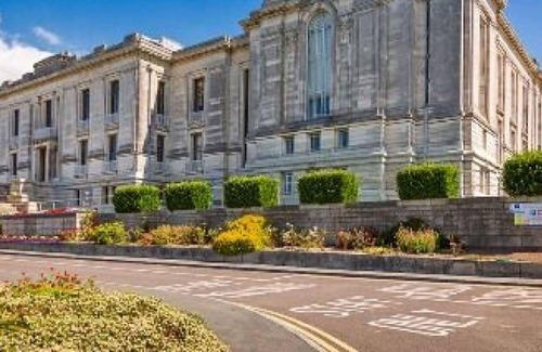 Aberystwyth House | Stunning private villa for 4 guests with WIFI, TV, patio, pets allowed, panoramic view and parking
