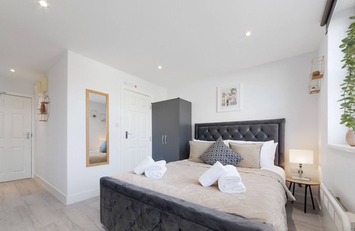 Penge Apartment | Stunning Serviced Room Crystal Palace London SE20
