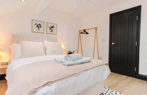 Harehills Apartment | Stunning Skyview 2BR flat , fast Wifi - Home Away from Home