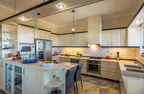 Polemarchi Apartment | Stunning Views Flat w. Pool, Near Iconic Beachesnn