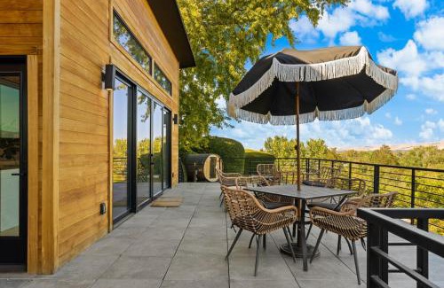 Central Rim Villa | Stunning Views - High End 4BR Home with Hot Tub and Sauna