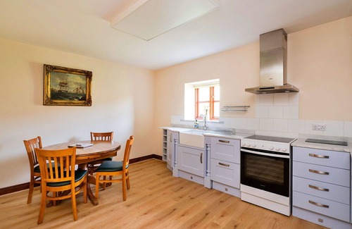 Craven Arms House | Stunning villa for 4 guests with WIFI, pool