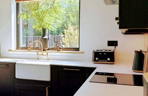 Howlett End House | Stunning villa for 4 guests with WIFI, TV and terrace