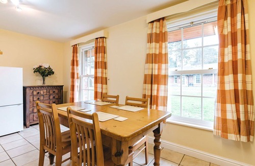 Eaton Mascott House | Stunning villa for 4 people with WIFI, TV and pets allowed