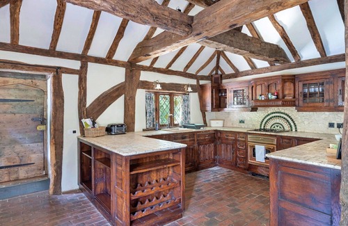 Crawley Down House | Stunning villa for 6 people with hot tub, WIFI and TV