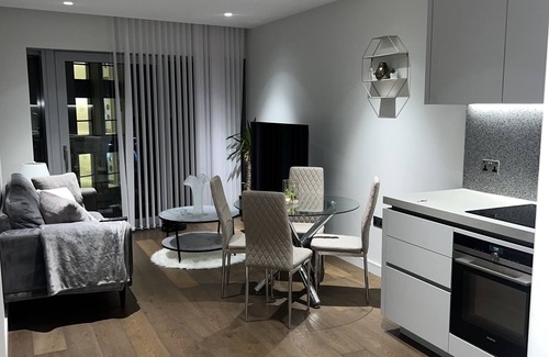 Peninsula Apartment | Stylish 1-bed Apartment in London