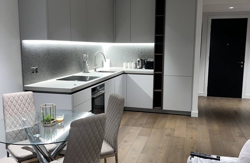 Peninsula Apartment | Stylish 1-bed Apartment in London