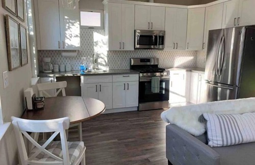 Davis Cottage | Stylish 1 Bedroom Farmhouse - Live/Work