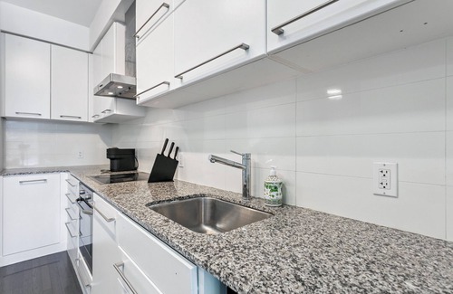 Bay Cloverhill Apartment | Stylish 1bed1bath Condo | Parking|Pool|Gym