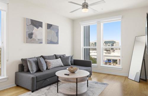 Washington Ave./ Memorial Park Apartment | Stylish 1BR Retreat in Houstons Sawyer Yard Art District Minutes to Downtown
