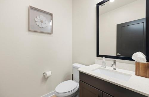 Washington Ave./ Memorial Park Apartment | Stylish 1BR Retreat in Houstons Sawyer Yard Art District Minutes to Downtown