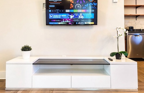 Downtown Apartment | Stylish 2-bed 1-bath right by Wooster Square - Parking and laundry room included