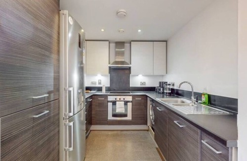 Isle of Dogs Apartment | Stylish 2 Bed Penthouse with private roof top terrace in Canary Wharf
