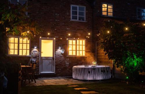 Bewdley House | Stylish 2 Bedroom Cottage With Hot Tub And Parking