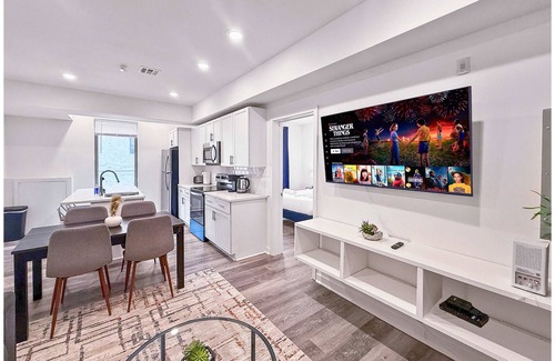 Olde Kensington Apartment | Stylish 2 BR | Fits 6 Guests | Northern Liberties