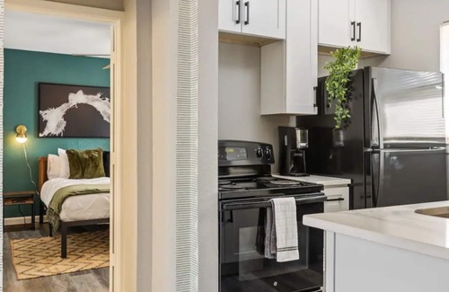 Irving House | Stylish 2 BR townhouse near cute park, Baylor Med, 15 min to Uptown
