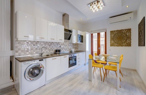Tower Road Apartment | Stylish 2BR Apart, Steps Away from the Beach