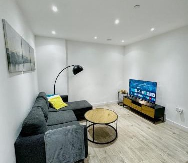 Coldharbour Apartment | Stylish 2BR Apartment with Balcony & Views