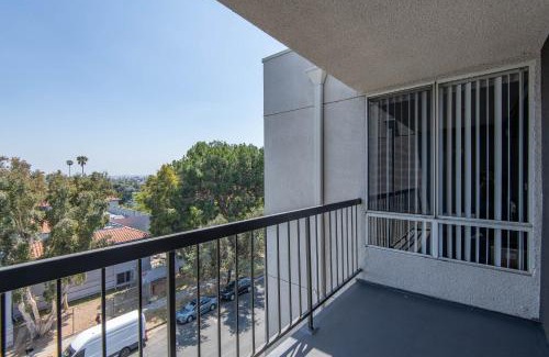 Hollywood Apartment | Stylish 2BR Apt with Rooftop Pool & Hollywood Views