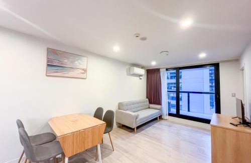 Auckland Central Business District Apartment | Stylish 2BR City Retreat with Cityscape Views, Pool & Gym