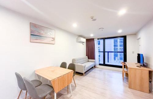 Auckland Central Business District Apartment | Stylish 2BR City Retreat with Cityscape Views, Pool & Gym