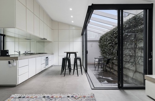 South Melbourne House | Stylish 2BR House, Walk to Parks & Cafès