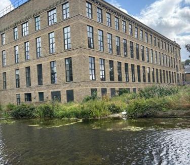 Apperley Bridge Apartment | Stylish 3-Bedroom Mill Conversion near Leeds