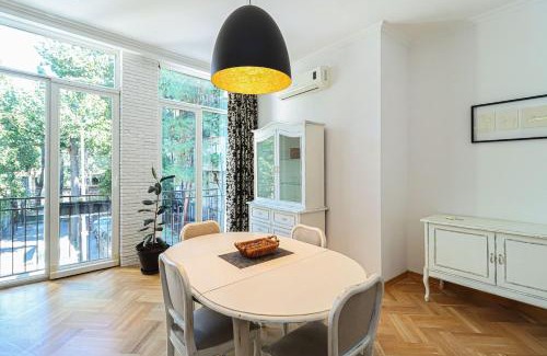 Vake Apartment | Stylish 3BR Apt near Mziuri Park - By Wehost