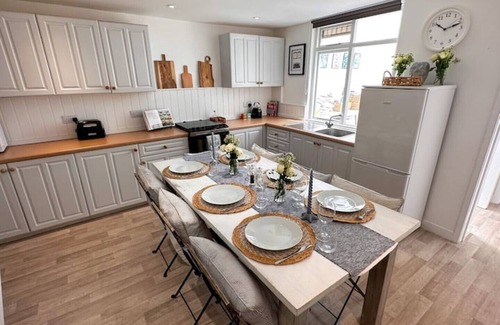 Cowes House | Stylish 3BR Cowes Cottage Close To The Waterfront