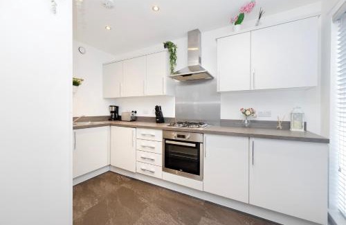 Glasgow House | Stylish 3BR Home with Garden & Free Parking - Near O2 Academy & City Centre