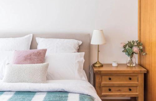 Trentham House | Stylish 3BR Walk to Town