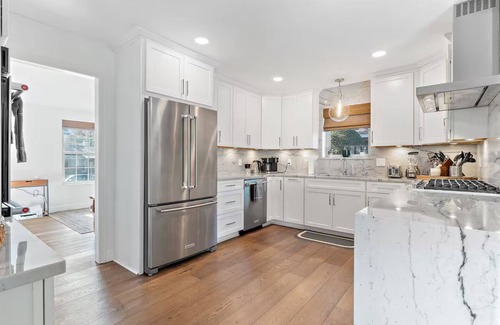 Richardson House | Stylish 4BR/3BA - Close to UTD - Designer Home + Tesla Charger - Richardson, TX