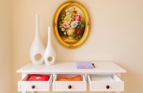 McKinnon House | Stylish 4BR Easy CBD Access Walk to Train & Shops