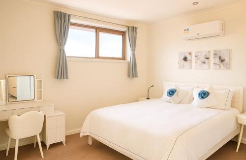 McKinnon House | Stylish 4BR Easy CBD Access Walk to Train & Shops