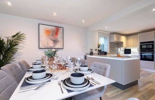 Cheltenham House | Stylish 5-Bed Detached Home Close to Cheltenham