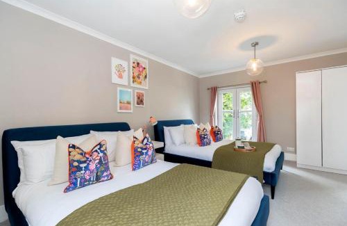 Cheltenham House | Stylish 5 Bedroom 4 Bathroom Townhouse